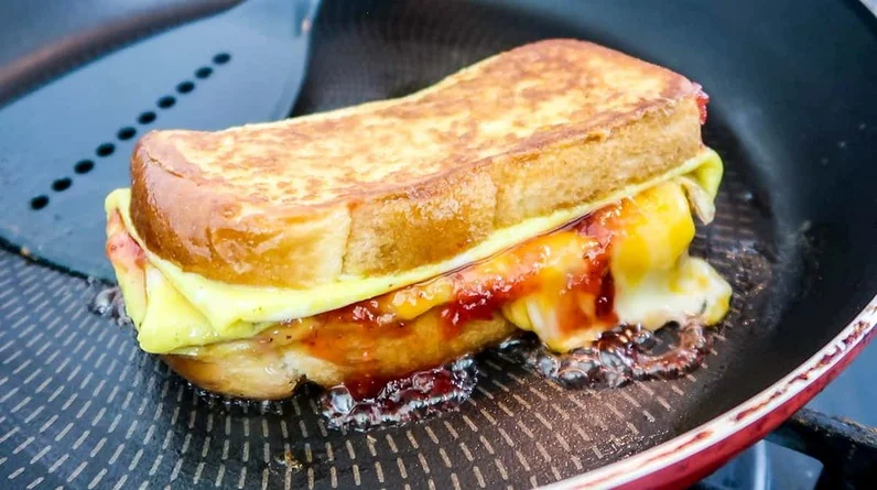 Ce poți găti când ai doar ouă, pâine și brânză în frigider? 7 combinații surprinzătoare