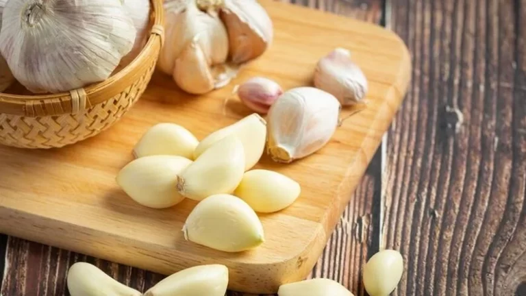 Ce se întâmplă dacă mănânci usturoi crud timp de o săptămână