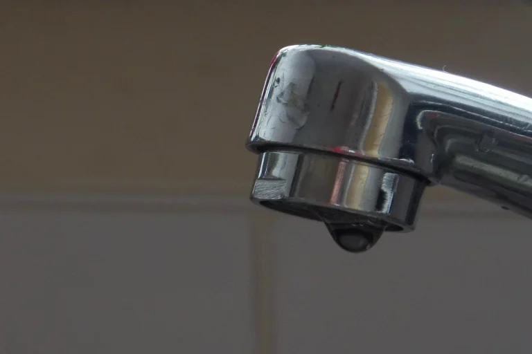 Cum să repari un robinet care picură fără să chemi instalatorul?