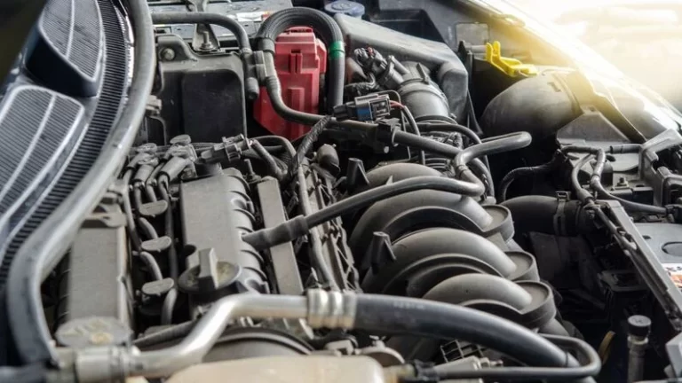 De ce pornește motorul doar după mai multe încercări și ce componente ar putea fi de vină?