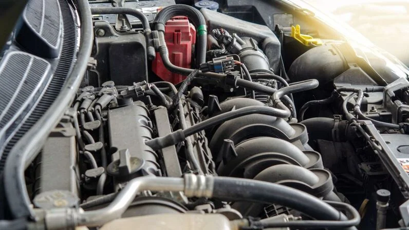 De ce pornește motorul doar după mai multe încercări și ce componente ar putea fi de vină?