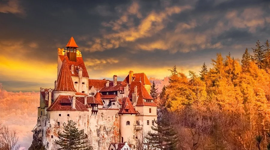 Unde poți dormi în castel istoric autentic în România fără să plătești o avere?
